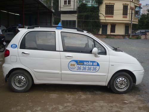 Tài xế taxi Ngân Hà tông xe vào chân trung tá công an