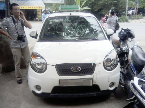 Taxi hất cảnh sát lên nắp capo, tông người đi đường