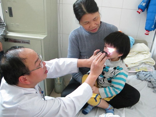 Bé gái 3 tuổi suýt mù vì bột chống ẩm trong gói bánh gạo
