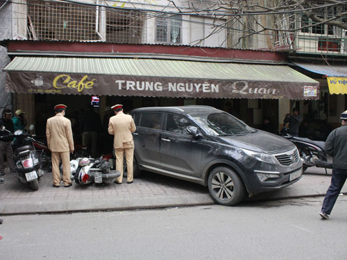 Ô tô "tông" bị thương người tại quán cà phê của Thạch Bảo Khanh