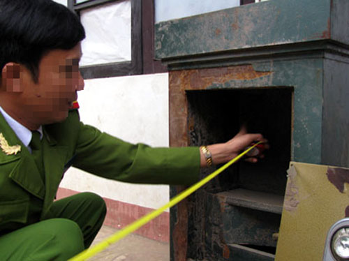 Đi tảo mộ, bị hàng xóm đột nhập phá két trộm tiền tỉ