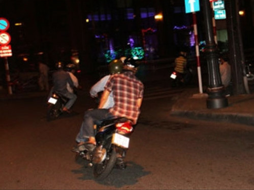 Hà Nội: Táo tợn giật điện thoại Vertu giá 160 triệu đồng trên phố