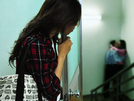 Bố phát hiện con gái 16 tuổi trong nhà nghỉ với bạn trai