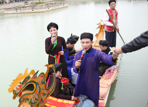 Hội Lim: Vừa hát quan họ, vừa nhận tiền "boa"