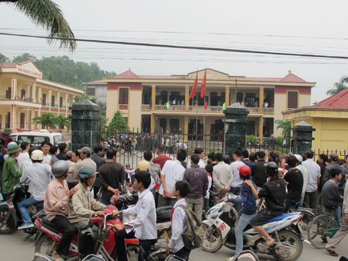 Mang xác người chết bất thường vây ủy ban xã