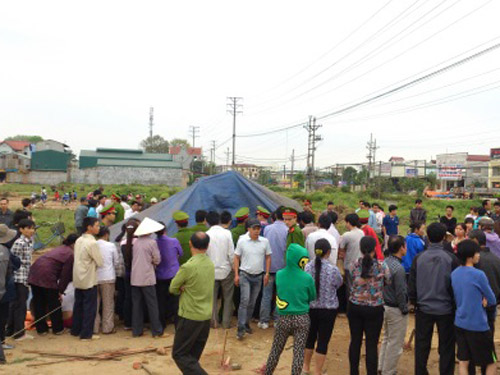 Thanh tra giao thông chết bất thường bên lề đường