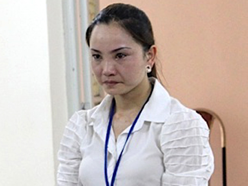 Hắt nguyên xô mắm tôm vào 7 công an