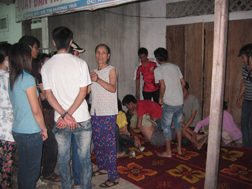 Nghi vợ ngoại tình, chồng đâm vợ chết tại chỗ