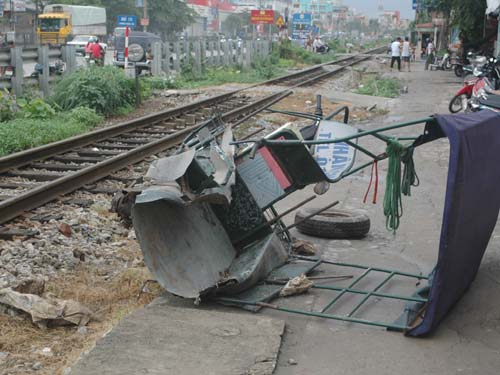 Tàu hỏa tông nát, kéo lê xe 3 bánh gần 300 m