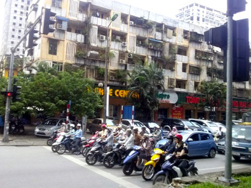Hà Nội: Chờ đèn đỏ… nghe luật giao thông