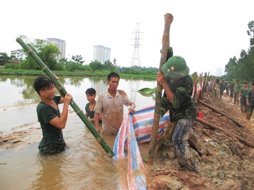 Hà Nội: Lo vỡ đê sông Nhuệ