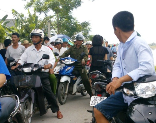 Thi thể 1 phụ nữ trôi sông với vết thâm sau gáy