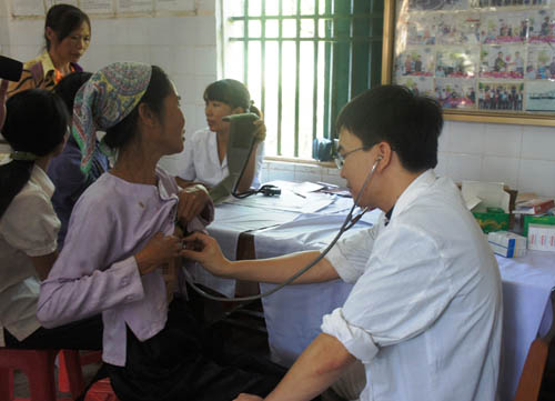 Vụ chôn thuốc sâu: Bệnh viện K thăm khám hàng ngàn người dân