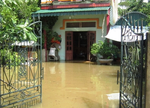 Mang đồ cho bà đẻ bị lũ cuốn trôi