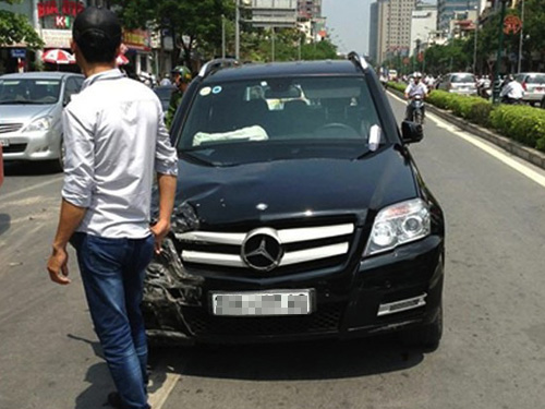 Vờ mua rồi táo tợn cướp xe Mercedes GLK