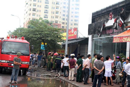 Hà Nội: Showroom ô tô nhập khẩu bốc cháy dữ dội