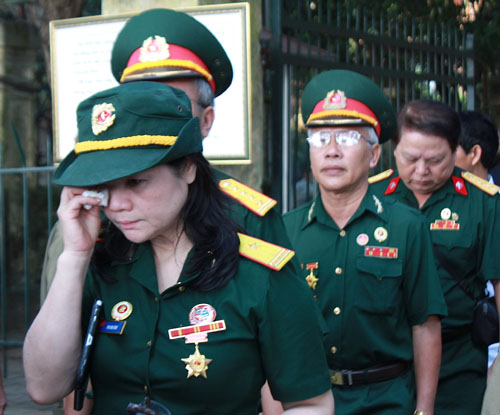 Cựu binh "vào sinh ra tử" nhỏ lệ viếng người "Anh cả" quân đội