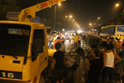 Tông taxi, húc văng phân cách, xế hộp lật ngửa giữa đường