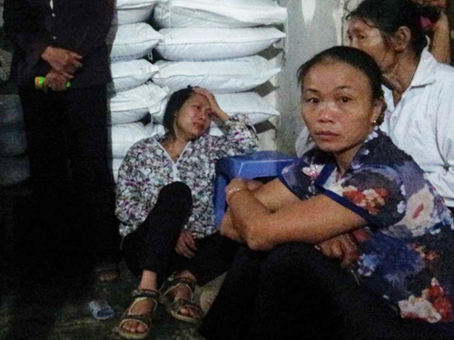 Kinh hoàng bé 2 tuổi nghi bị hàng xóm cắt cổ dã man