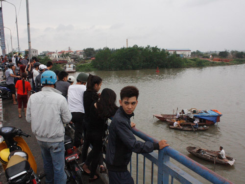 Hải Phòng: Bị vợ vác gậy đuổi, người đàn ông nhảy cầu tự tử