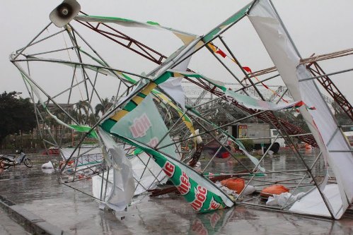 Bão Haiyan làm 3 người mất tích, quật đổ tháp truyền hình cao hơn 50 m