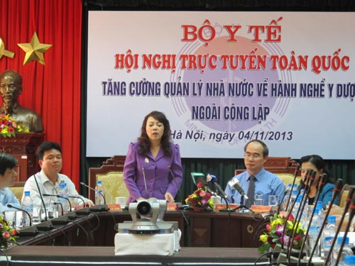 Nữ cử tri mang bầu khóc với Bộ trưởng Nguyễn Thị Kim Tiến