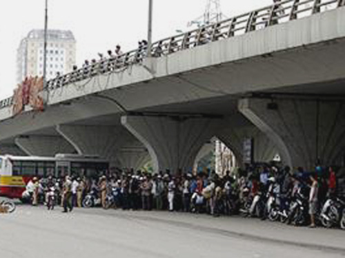 Cô gái dân tộc tự tử vì không kiếm được việc ở Hà Nội