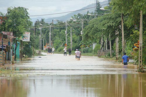 4 người chết, 13 mất tích do bão lũ