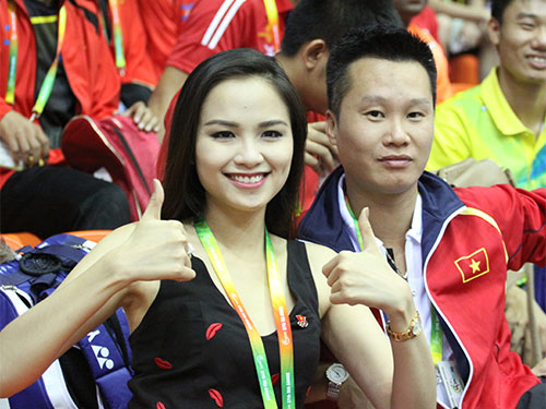 Hoa hậu cổ vũ Tiến Minh