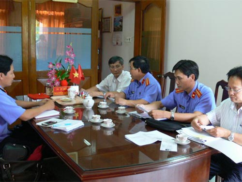Bể “sô” nhận con nuôi