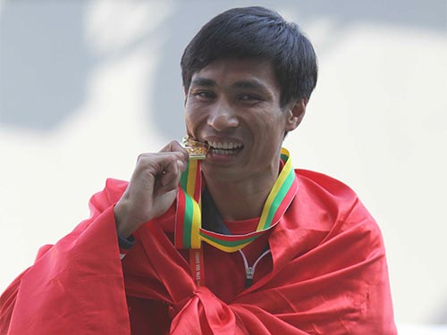 Từ anh nuôi thành nhà vô địch