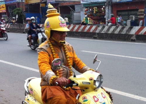 Sư già “diện” thời trang dạo phố