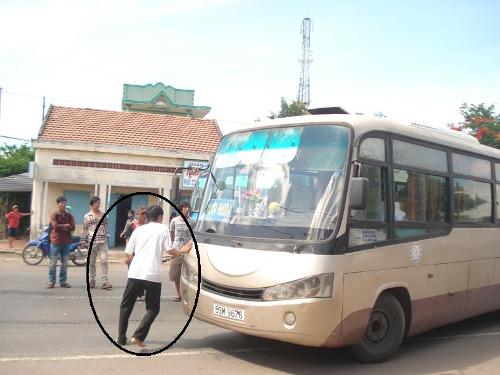 Tranh giành khách, hai tài xế đấu võ giữa đường