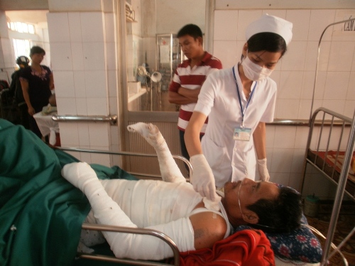 Nghịch tử tẩm xăng đốt cha ra đầu thú