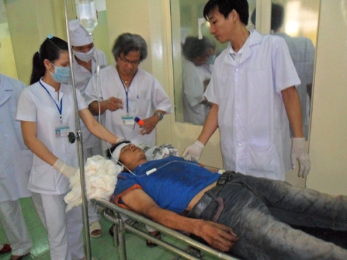 Xe khách lao xuống vực, 14 người bị thương