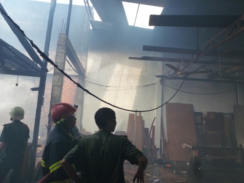 Cháy xưởng gỗ, khu dân cư náo loạn