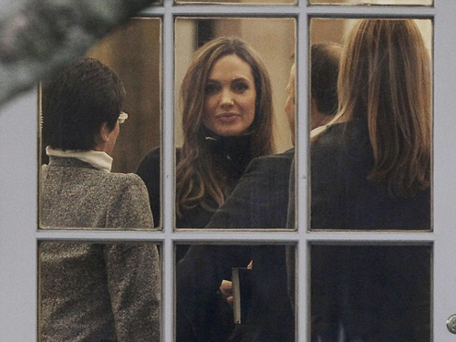 Angelina Jolie chuyện trò cùng Tổng thống Obama