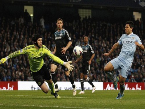 Lội ngược dòng hạ Chelsea, Man City theo sát M.U