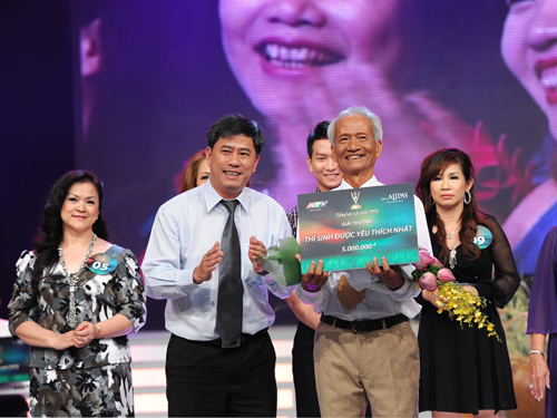 Cụ ông 68 tuổi lập cú đúp tại “Tiếng hát mãi xanh”