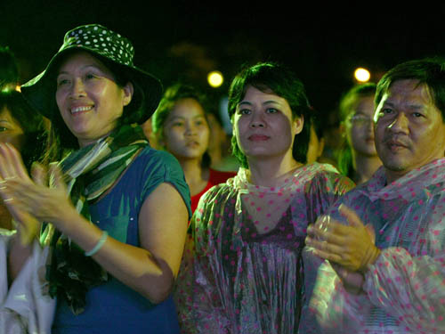 Hàng ngàn khán giả đội mưa nghe Trịnh