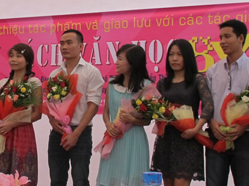 "Tám" cùng những ngòi bút trẻ