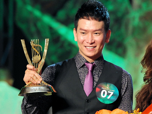 Thái Thanh Hiệp đăng quang “Tiếng hát mãi xanh” 2012