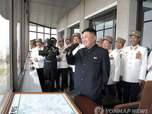 Kim Jong-un giám sát tập trận bằng đạn thật
