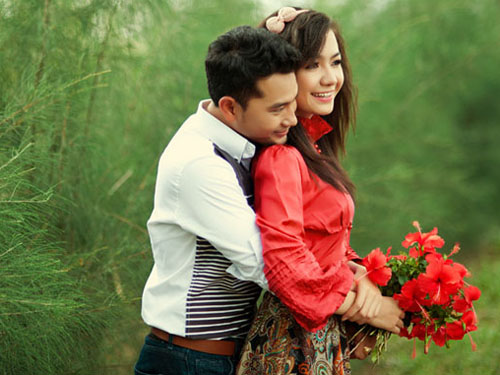 Huỳnh Đông tình tứ với bạn gái