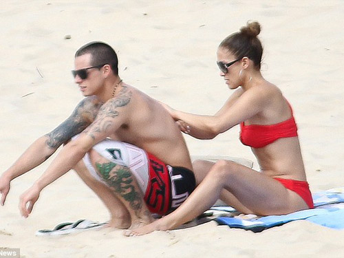 Jennifer Lopez vui đùa cùng “phi công trẻ” bên bờ biển