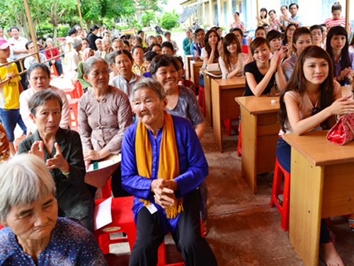Từ thiện hay chiêu đánh bóng của "chân dài"?