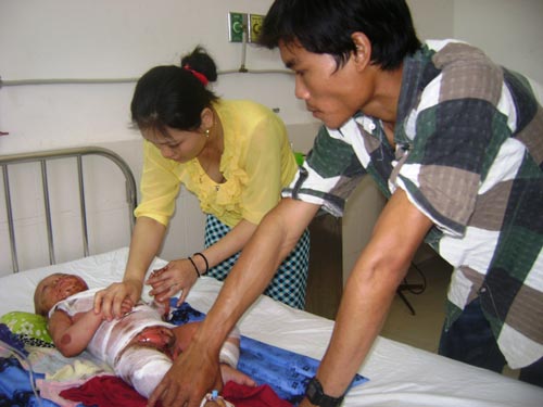 Bà ngoại “nặng” tai, cháu đi cấp cứu