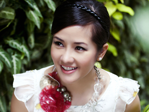 Hồng Nhung: “So sánh sân “chiêu trò”, tôi không chỗ đứng!”