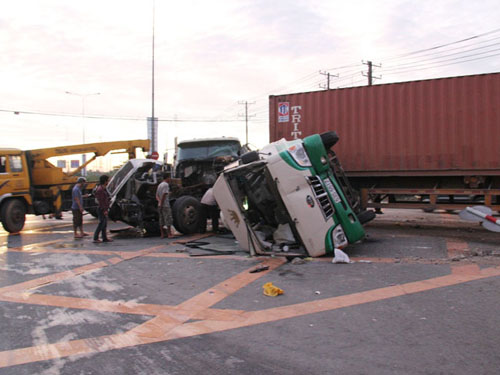 TPHCM: Xe container tông xe khách, 12 người bị thương