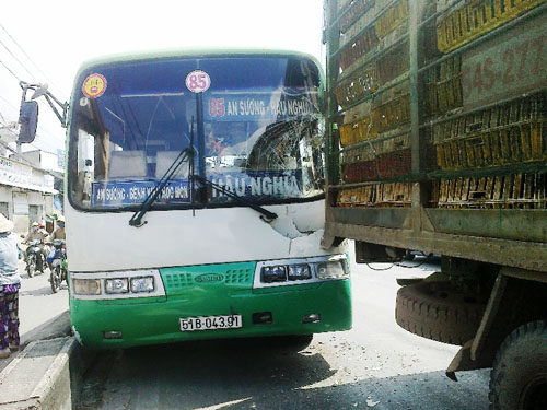 Mất thắng, xe buýt gây tai nạn dây chuyền